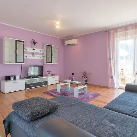 Awesome Home In Fazana Nyaraló
