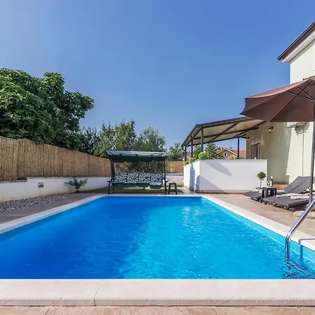 Awesome Home In Fazana Nyaraló