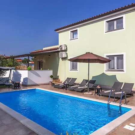 Amazing Home In Fazana With Kitchen Holiday home