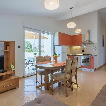 Awesome Home In Fazana * Fažana